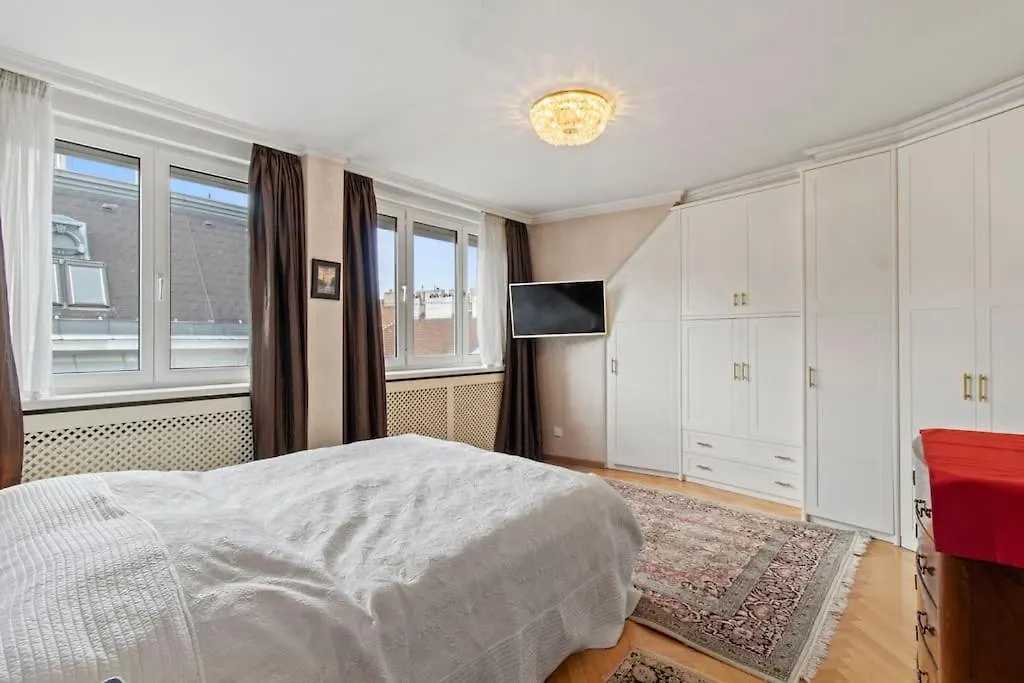110 M2 3 Bedroom Apartment With Cathedral View Vienna