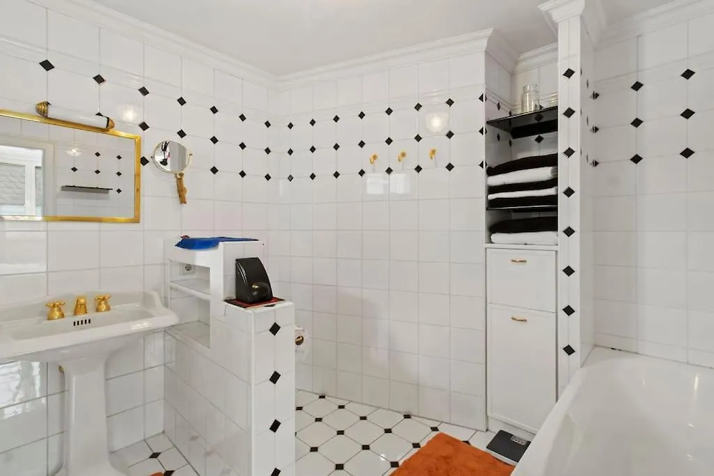 110 M2 3 Bedroom Apartment With Cathedral View Vienna Austria