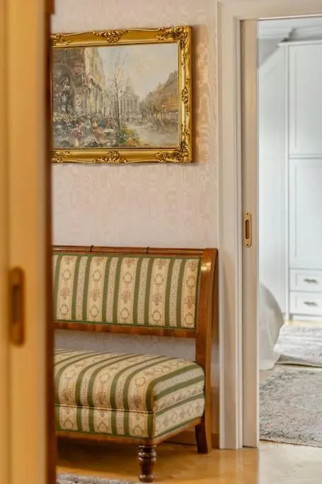 110 M2 3 Bedroom Apartment With Cathedral View Vienna