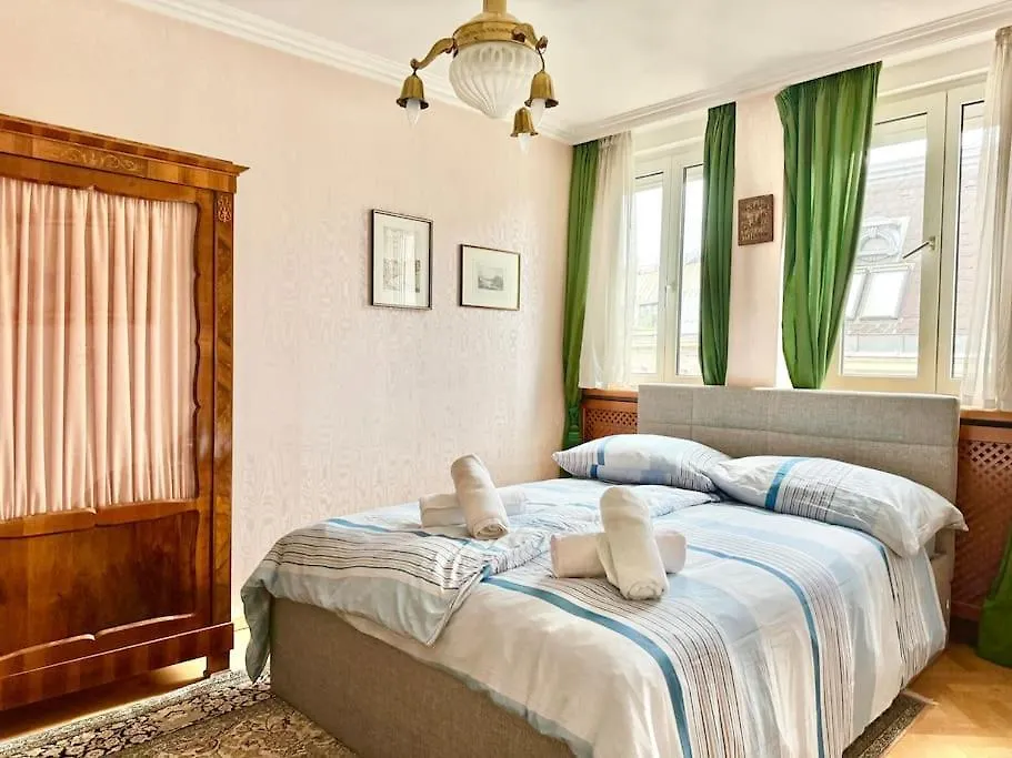 110 M2 3 Bedroom Apartment With Cathedral View Vienna